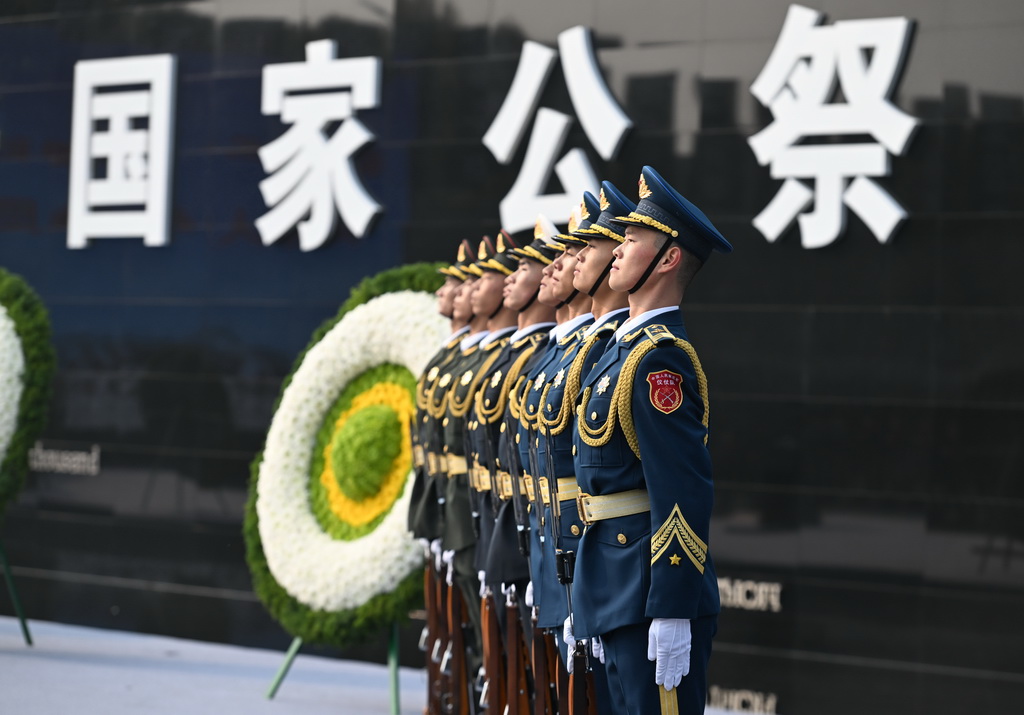 2024年12月13日是第十一个南京大屠杀死难者国家公祭日，南京大屠杀死难者国家公祭仪式在侵华日军南京大屠杀遇难同胞纪念馆举行。新华社记者 季春鹏 摄